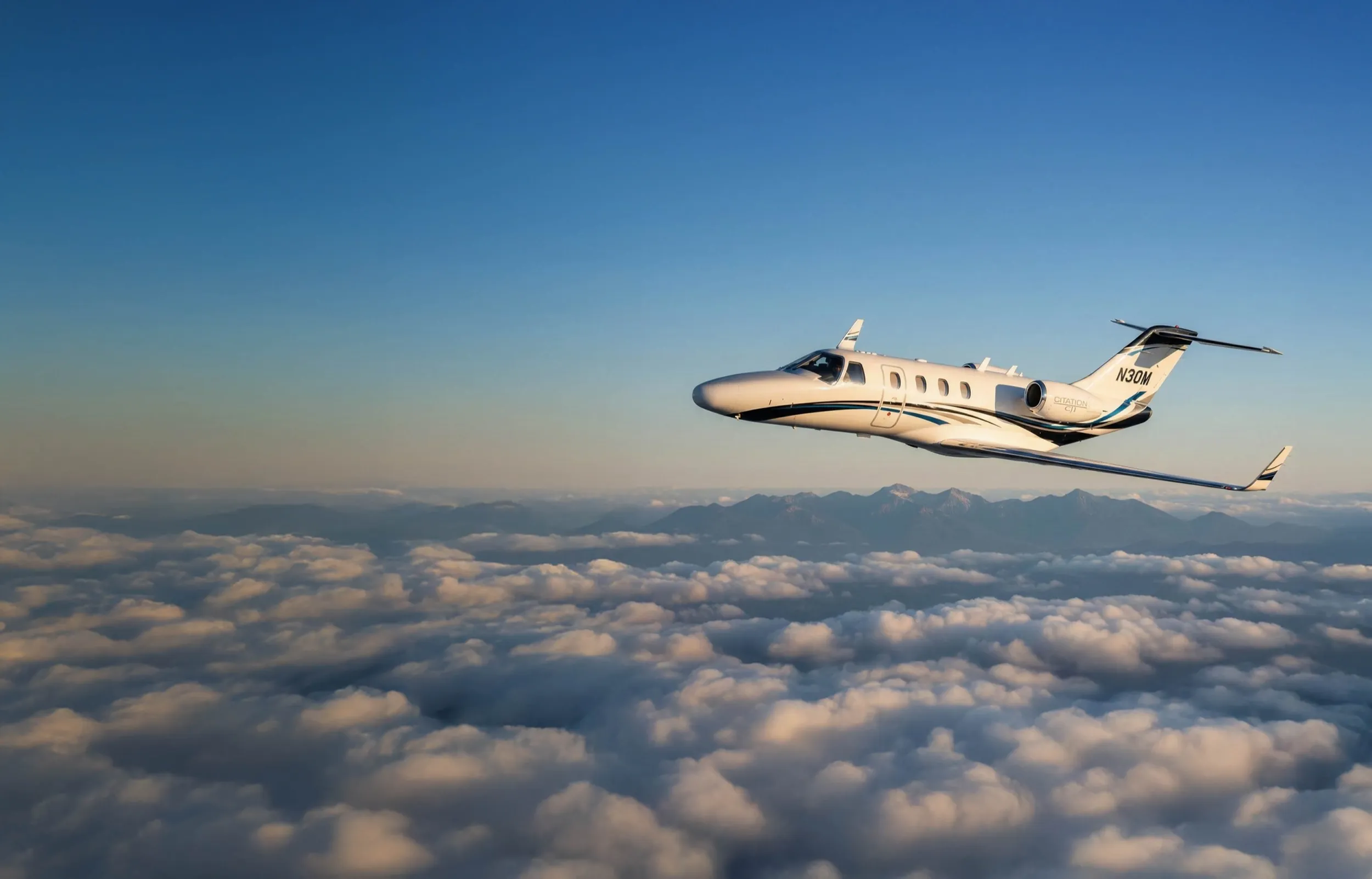 Jet privado entry level volando sobre las nubes