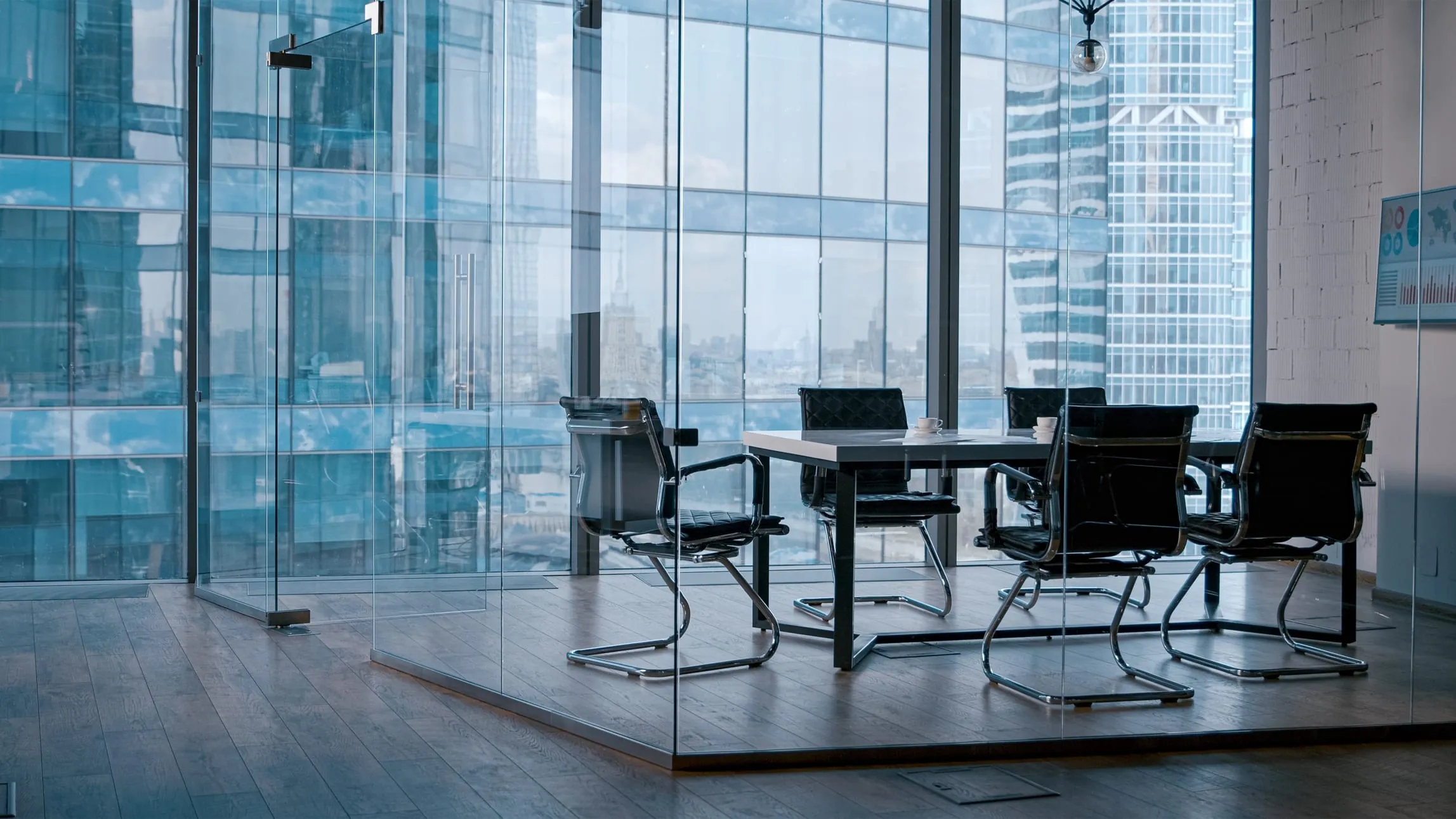 Sala de reuniones acristalada de PVJets con vistas al perfil urbano de una ciudad