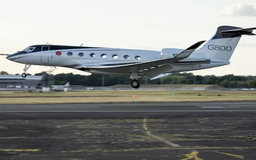Jet privado Gulfstream G800 despegando de una pista con el tren de aterrizaje desplegado