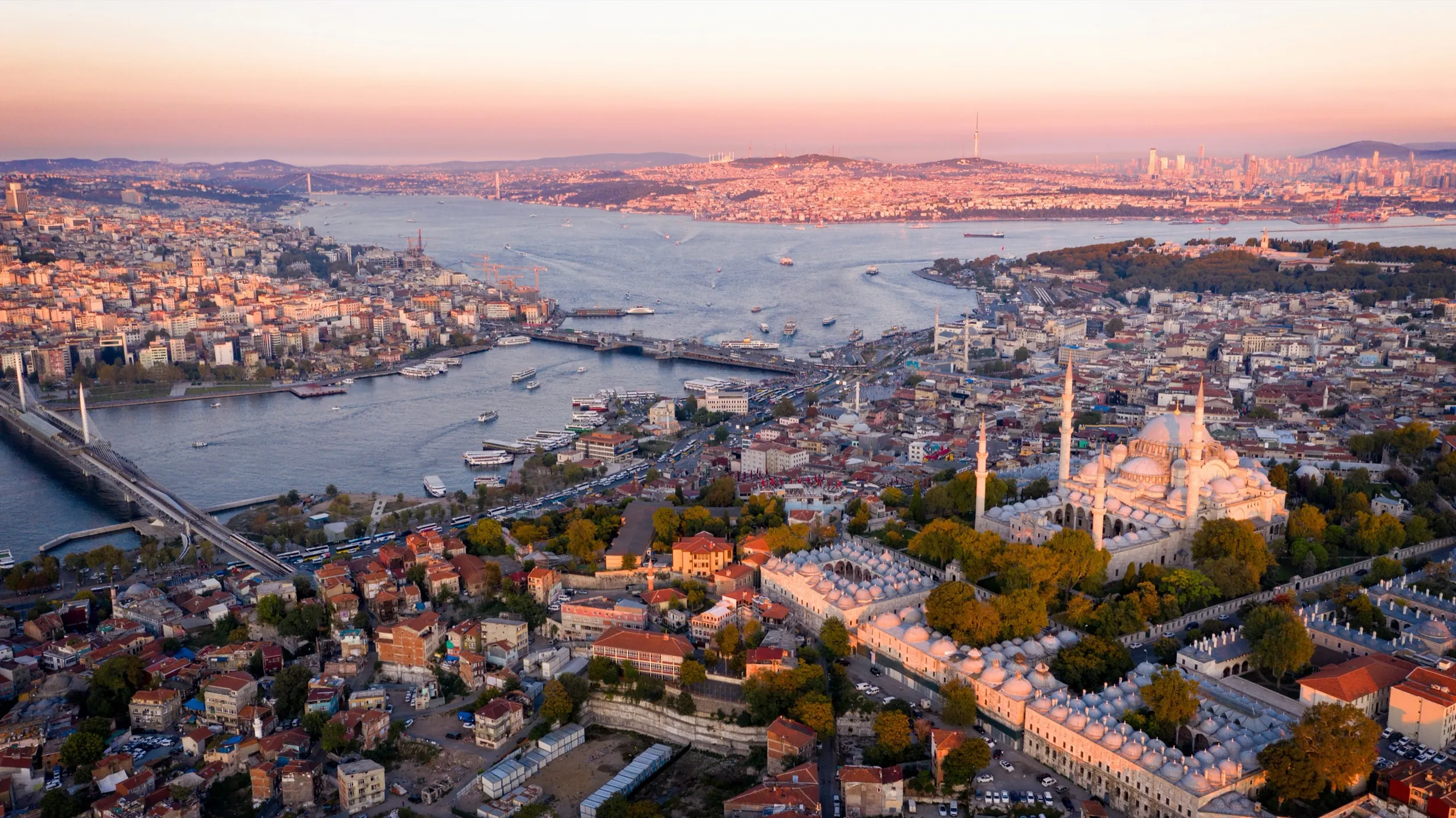 Vista aérea de Estambul al atardecer con la mezquita de Solimán, el Cuerno de Oro y el Bósforo