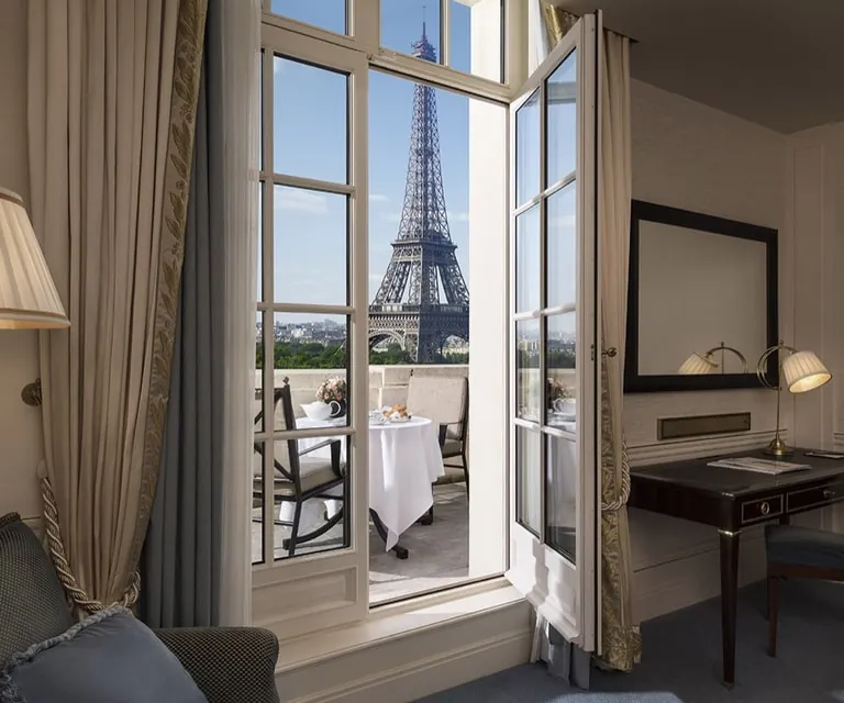 Suite de un hotel de lujo con vistas a la Torre Eiffel
