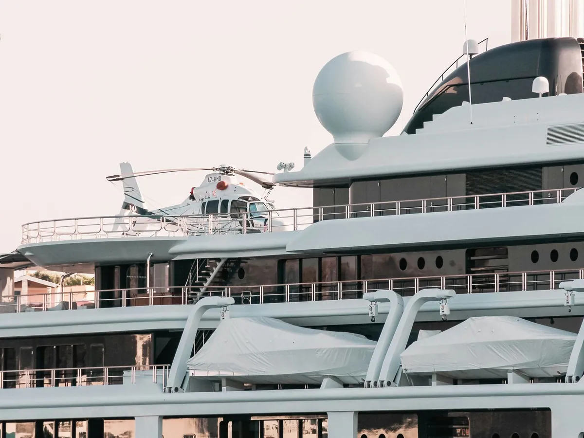 Un helicóptero en el helipuerto de un superyate