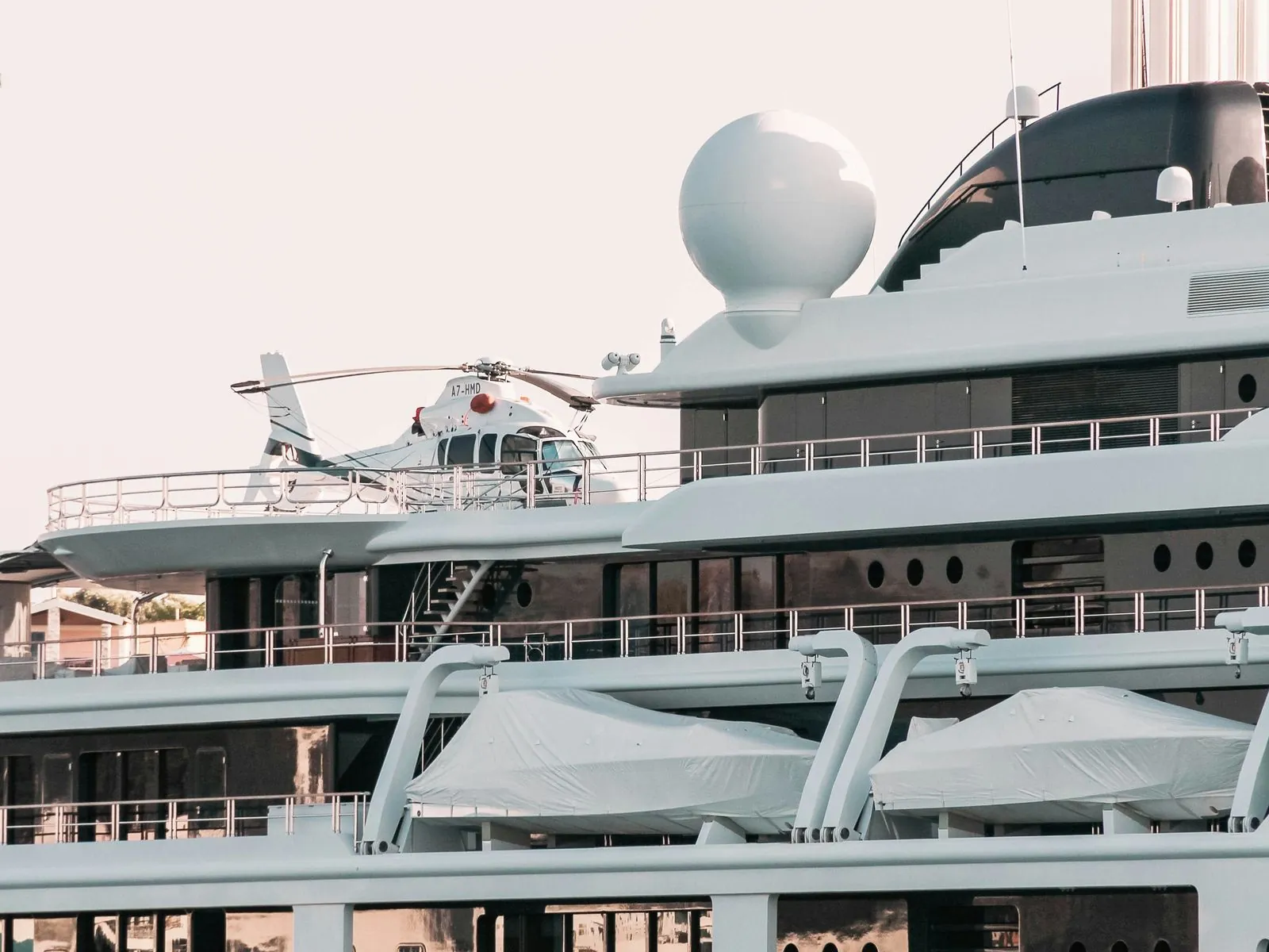 Un helicóptero en el helipuerto de un superyate