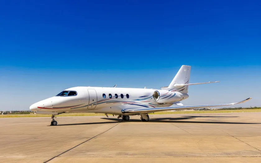 Jet privado Cessna Citation Latitude aparcado en la plataforma