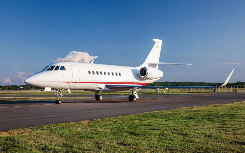 Jet privado Dassault Falcon 2000LXS rodando por la pista con la luz dorada del atardecer