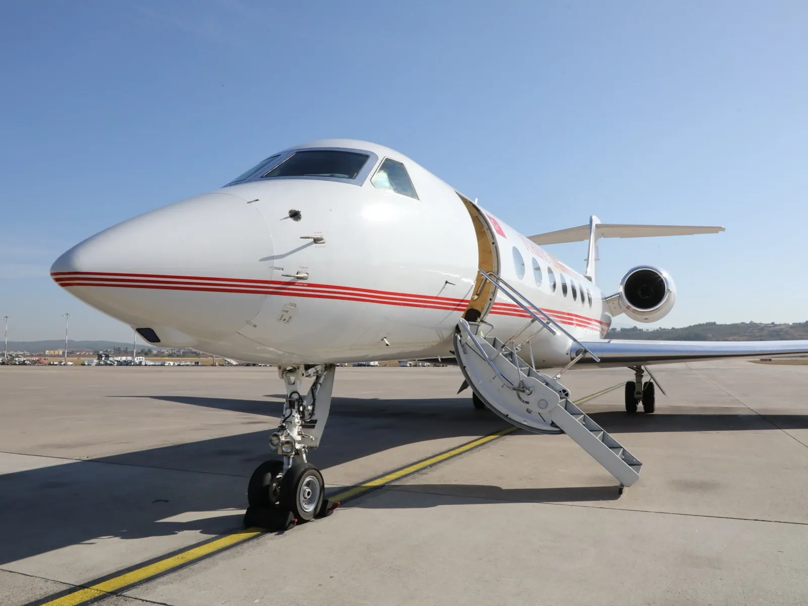 Un jet oficial de Estado en la pista con la escalerilla desplegada