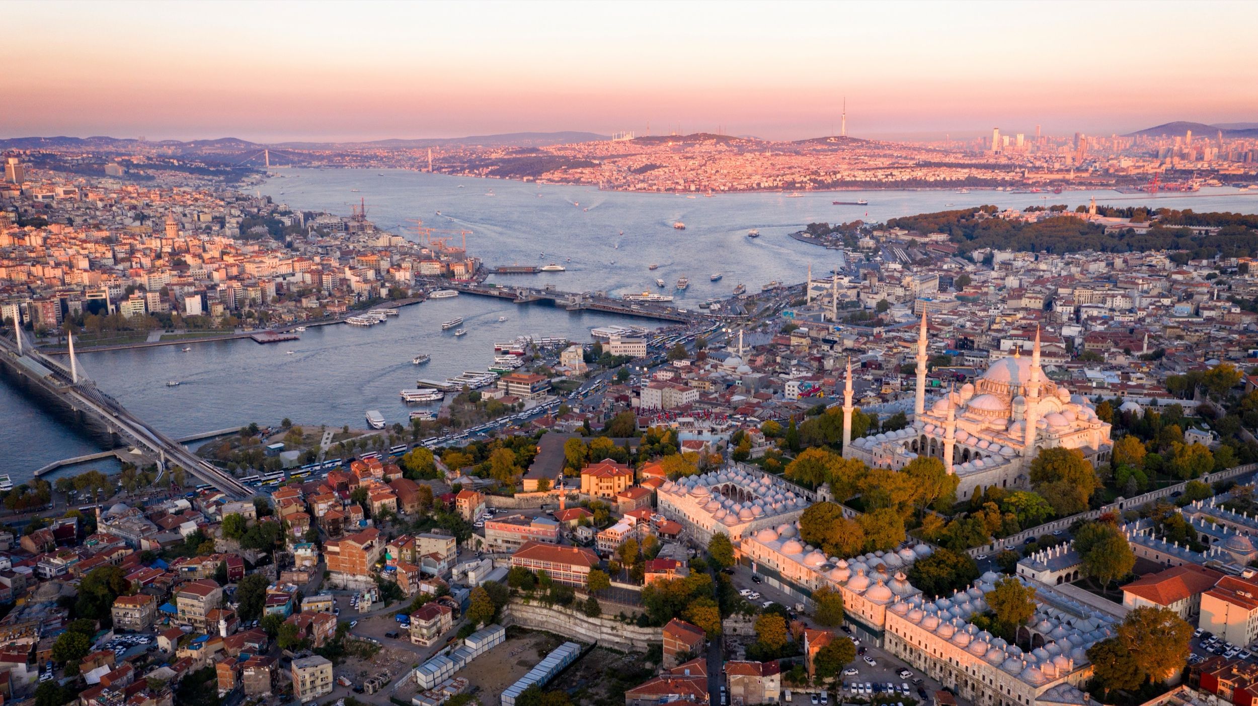 Veduta aerea di Istanbul al tramonto con la Moschea di Solimano, il Corno d'Oro e il Bosforo