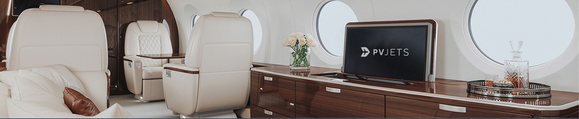 Cabine luxueuse de jet privé avec le logo PVJets à l'écran