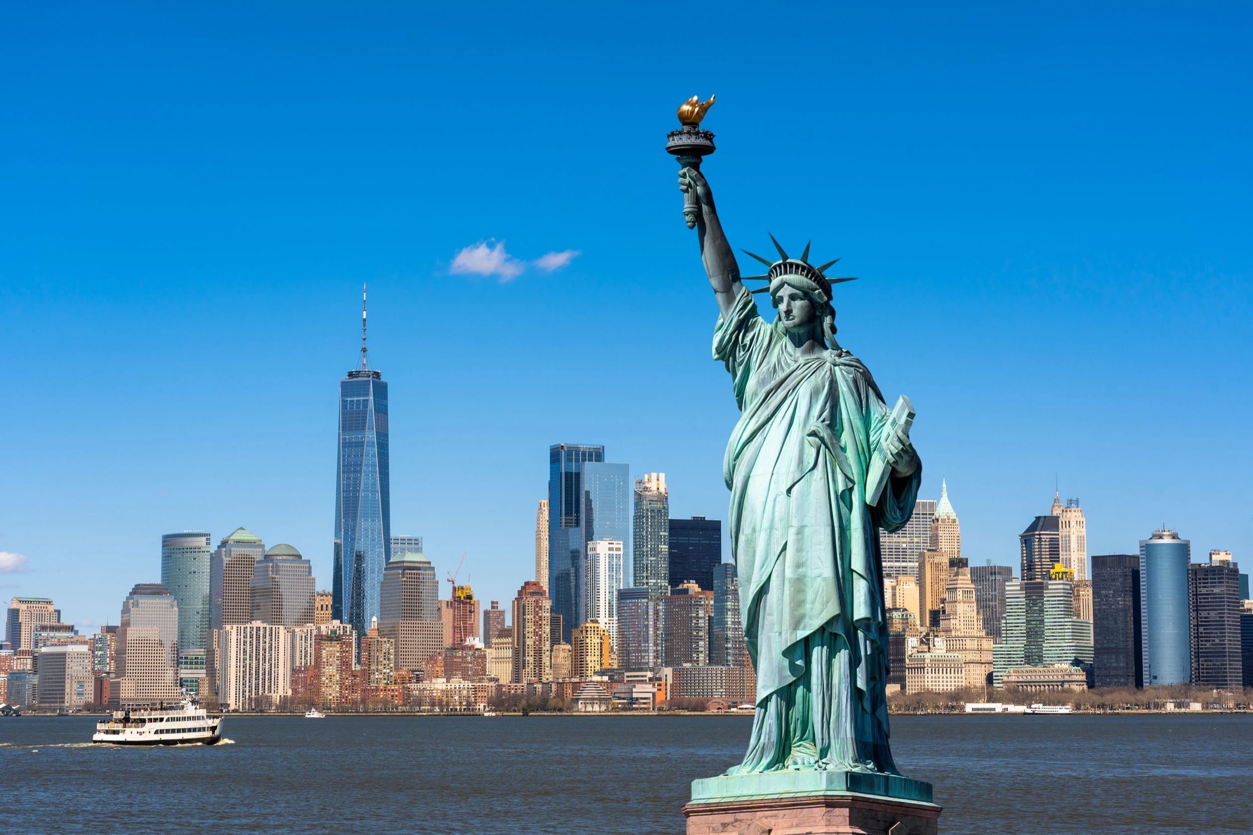 Die Freiheitsstatue mit der Skyline von Lower Manhattan, New York